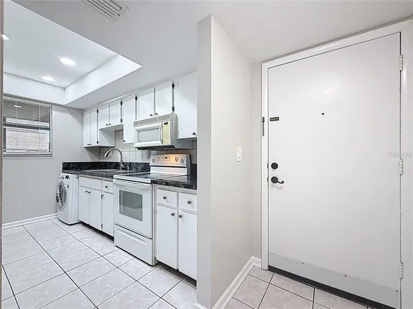 $1,300 | 890 North Village Drive North, Unit 204, St. Petersburg, FL 33716
