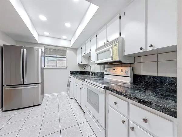 $1,300 | 890 North Village Drive North, Unit 204, St. Petersburg, FL 33716