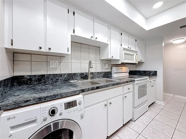 $1,300 | 890 North Village Drive North, Unit 204, St. Petersburg, FL 33716