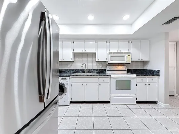 $1,300 | 890 North Village Drive North, Unit 204, St. Petersburg, FL 33716