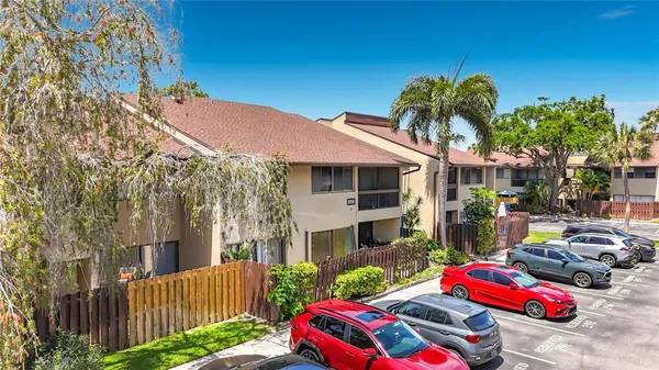 $1,300 | 890 North Village Drive North, Unit 204, St. Petersburg, FL 33716