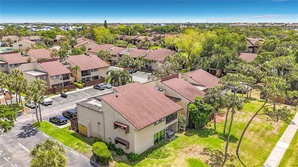 $1,300 | 890 North Village Drive North, Unit 204, St. Petersburg, FL 33716