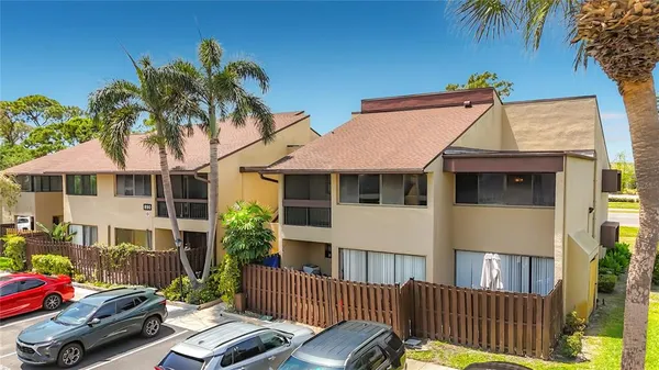 $1,300 | 890 North Village Drive North, Unit 204, St. Petersburg, FL 33716