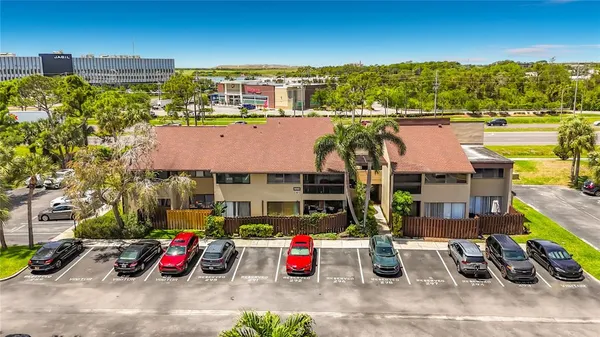 $1,300 | 890 North Village Drive North, Unit 204, St. Petersburg, FL 33716