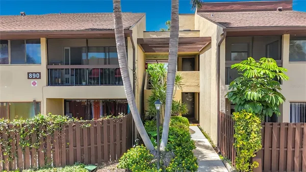 $1,300 | 890 North Village Drive North, Unit 204, St. Petersburg, FL 33716