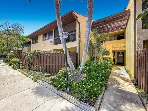 $1,300 | 890 North Village Drive North, Unit 204, St. Petersburg, FL 33716
