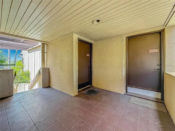 $1,300 | 890 North Village Drive North, Unit 204, St. Petersburg, FL 33716