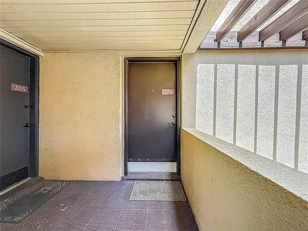 $1,300 | 890 North Village Drive North, Unit 204, St. Petersburg, FL 33716