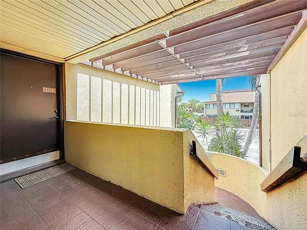 $1,300 | 890 North Village Drive North, Unit 204, St. Petersburg, FL 33716