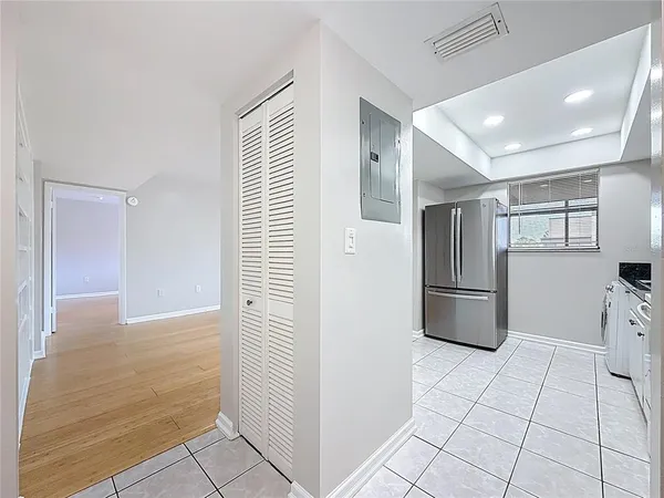 $1,300 | 890 North Village Drive North, Unit 204, St. Petersburg, FL 33716