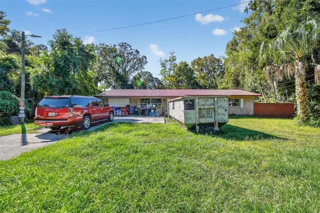 a view of a house with backyard
