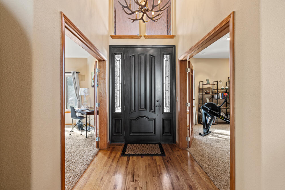 11147 Kestrel Road Klamath Falls, OR 97601 - Photo 8 of 66 Upon Entering, there is bedroom on each side.