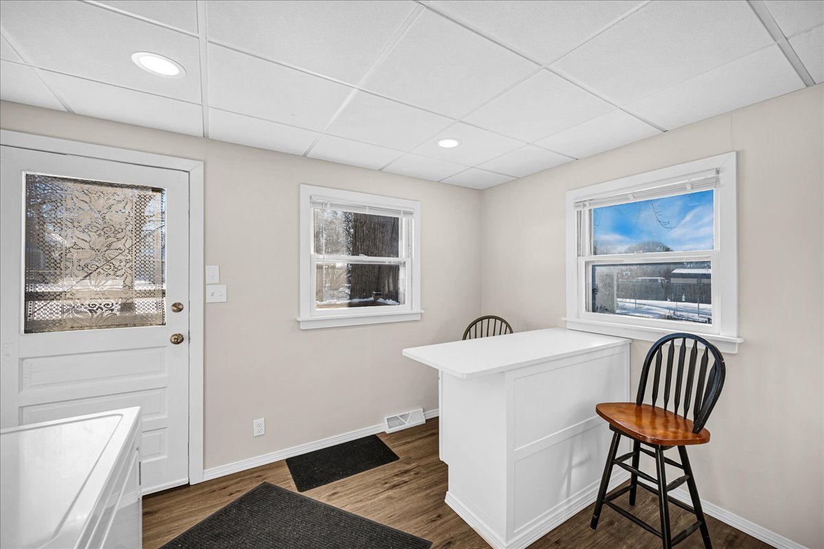 1406 West Walnut Street Bloomington, IL 61701 - Photo 12 of 32 a dining room with furniture and window