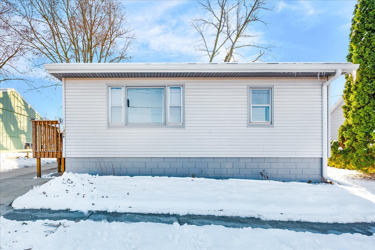 1406 West Walnut Street Bloomington, IL 61701 - Photo 25 of 32 a side view of a house