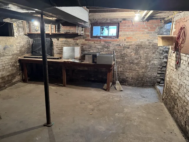 $168,900 | 1406 West Walnut Street, Bloomington, IL 61701