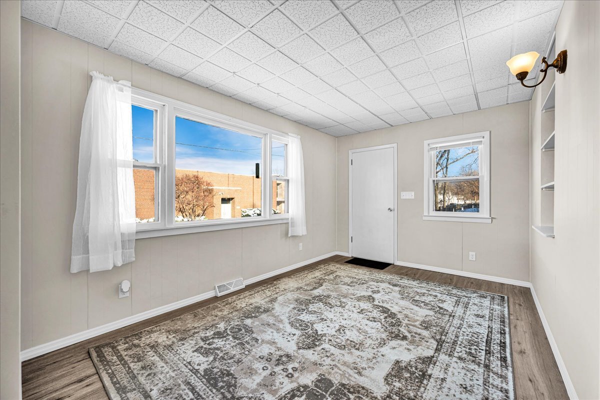 1406 West Walnut Street Bloomington, IL 61701 - Photo 3 of 32 a view of an empty room and window