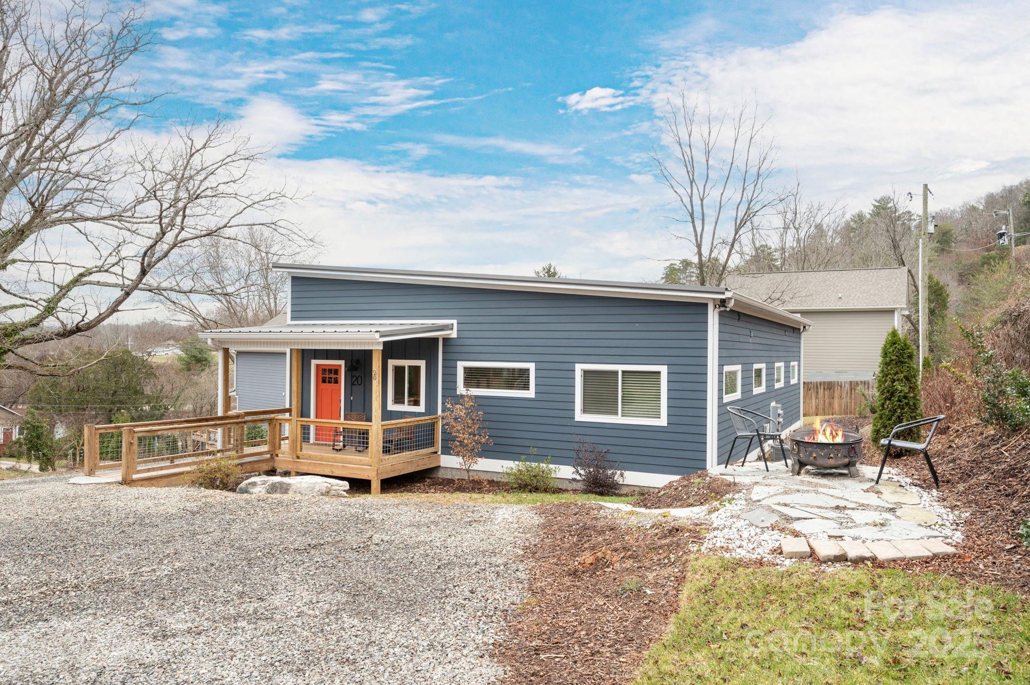 20 Garden Road Asheville, NC 28804 - Photo 25 of 44 a backyard of a house with seating space