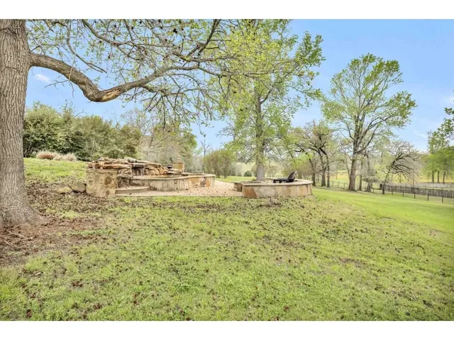 a view of yard with green space