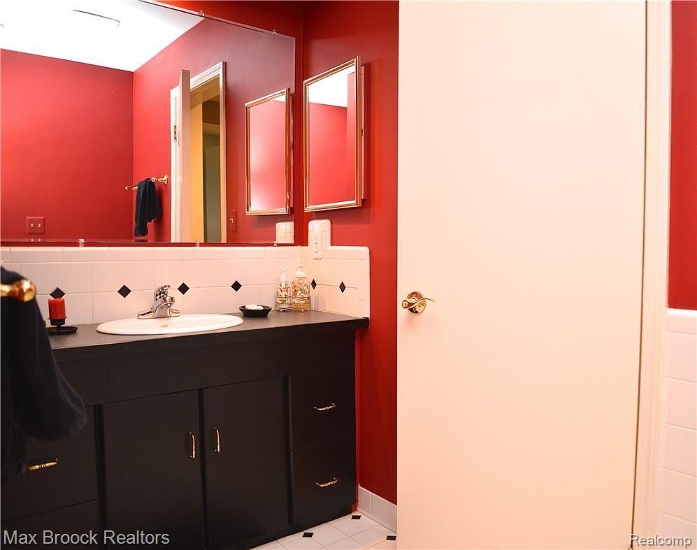 4045 West Maple Road, Unit 201 Bloomfield Hills, MI 48301 - Photo 20 of 25 DSC_2844.JPG