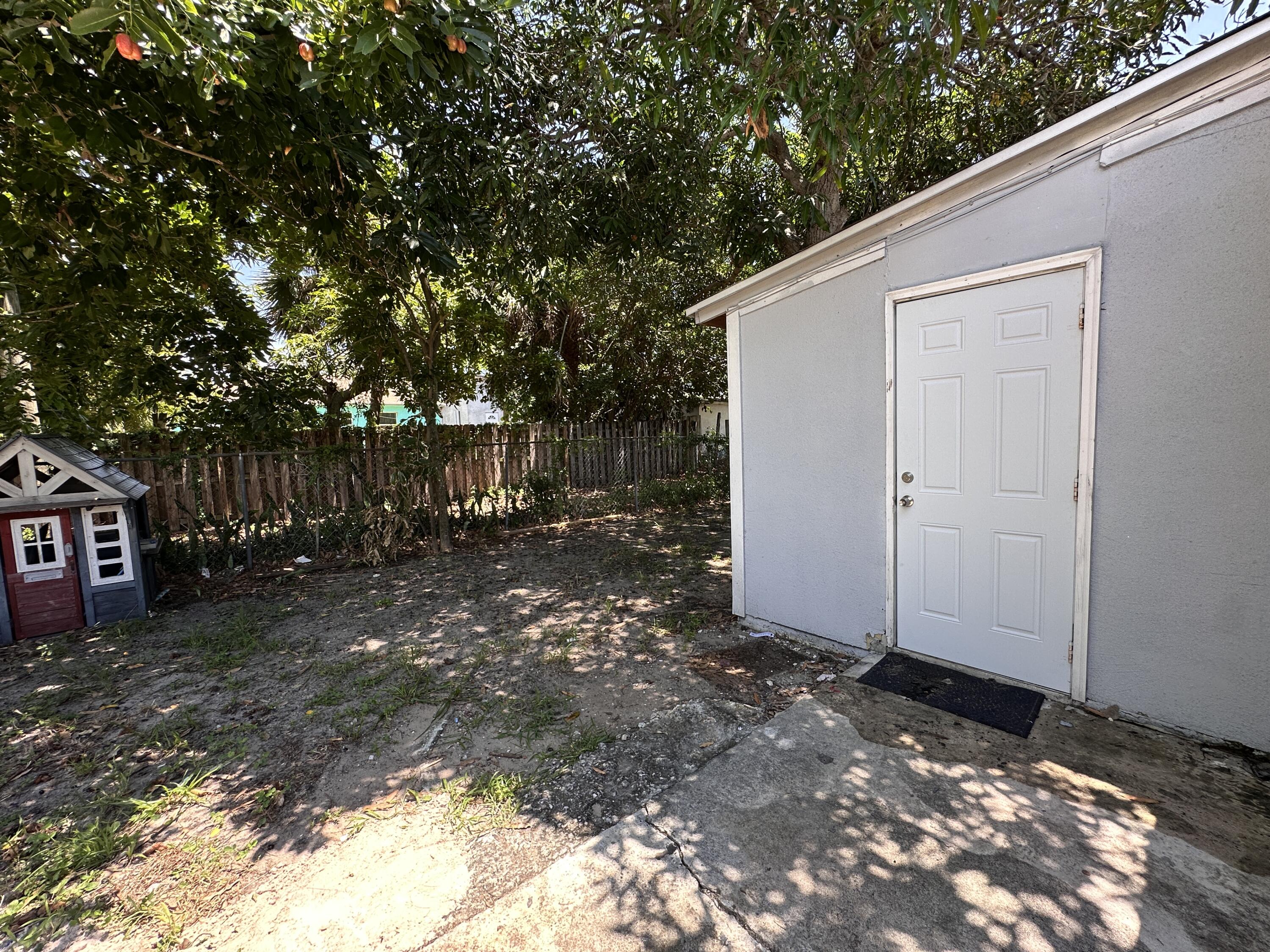 840 West 1st Street Riviera Beach, FL 33404 - Photo 21 of 24 Laundry Room