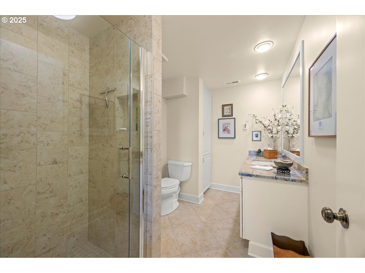 76 Condolea Way Lake Oswego, OR 97035 - Photo 33 of 48 Bathroom, Attached