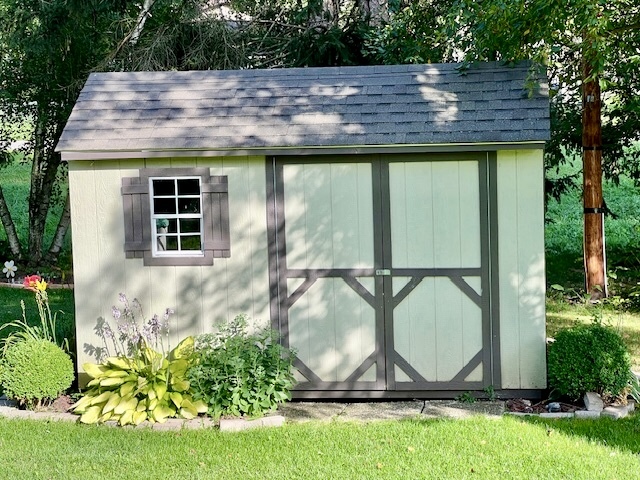 5 Boone Court Normal, IL 61761 - Photo 7 of 29 a view of a backyard with a fountain