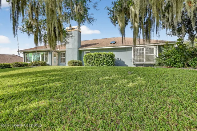 a view of a yard in front of a house