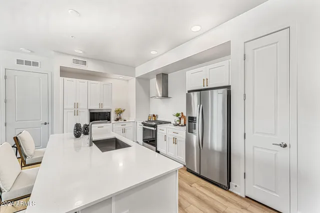 $575,000 | 3131 North Central Avenue, Unit 4012, Phoenix, AZ 85012