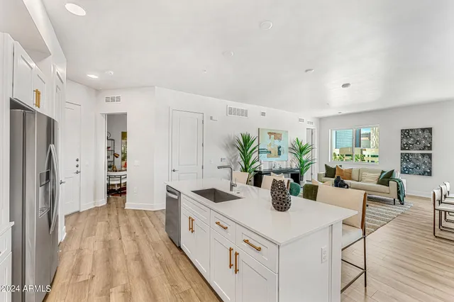 $575,000 | 3131 North Central Avenue, Unit 4012, Phoenix, AZ 85012