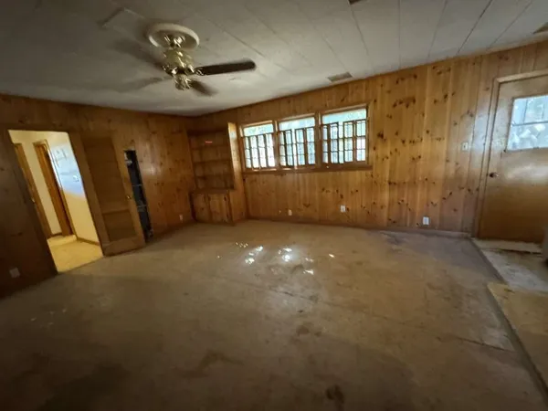 a view of livingroom with a ceiling fan