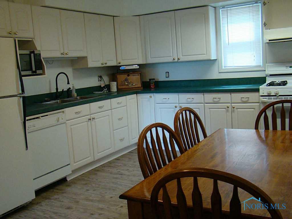 926 Rochelle Road Toledo, OH 43615 - Photo 5 of 12 Eat In Kitchen.