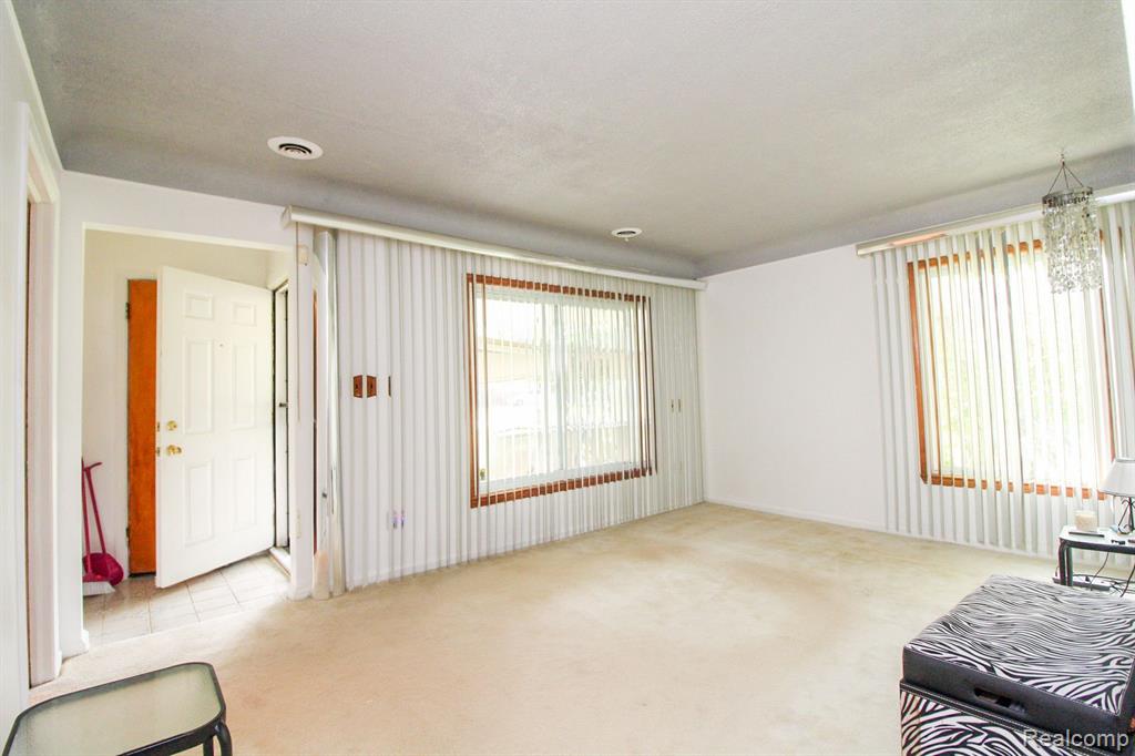 20977 Stahelin Road Southfield, MI 48075 - Photo 5 of 35