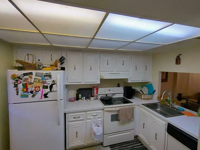 $220,000 | 103 Royal Park Drive, Unit 3B, Oakland Park, FL 33309