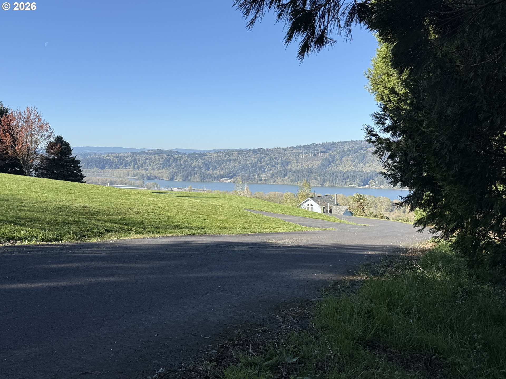420 Topeka Road Kelso, WA 98626 - Photo 8 of 24 a view of a swimming pool and an ocean view