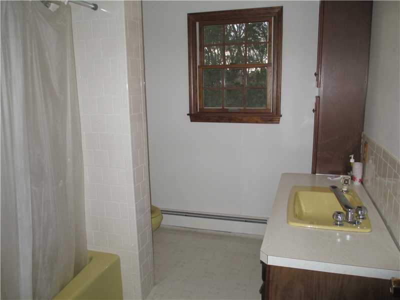 14 Longmeadow Road Lincoln, RI 02865 - Photo 16 of 19 Bathroom.
