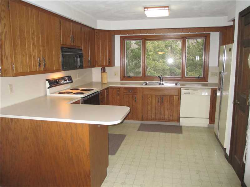 14 Longmeadow Road Lincoln, RI 02865 - Photo 5 of 19 Kitchen.
