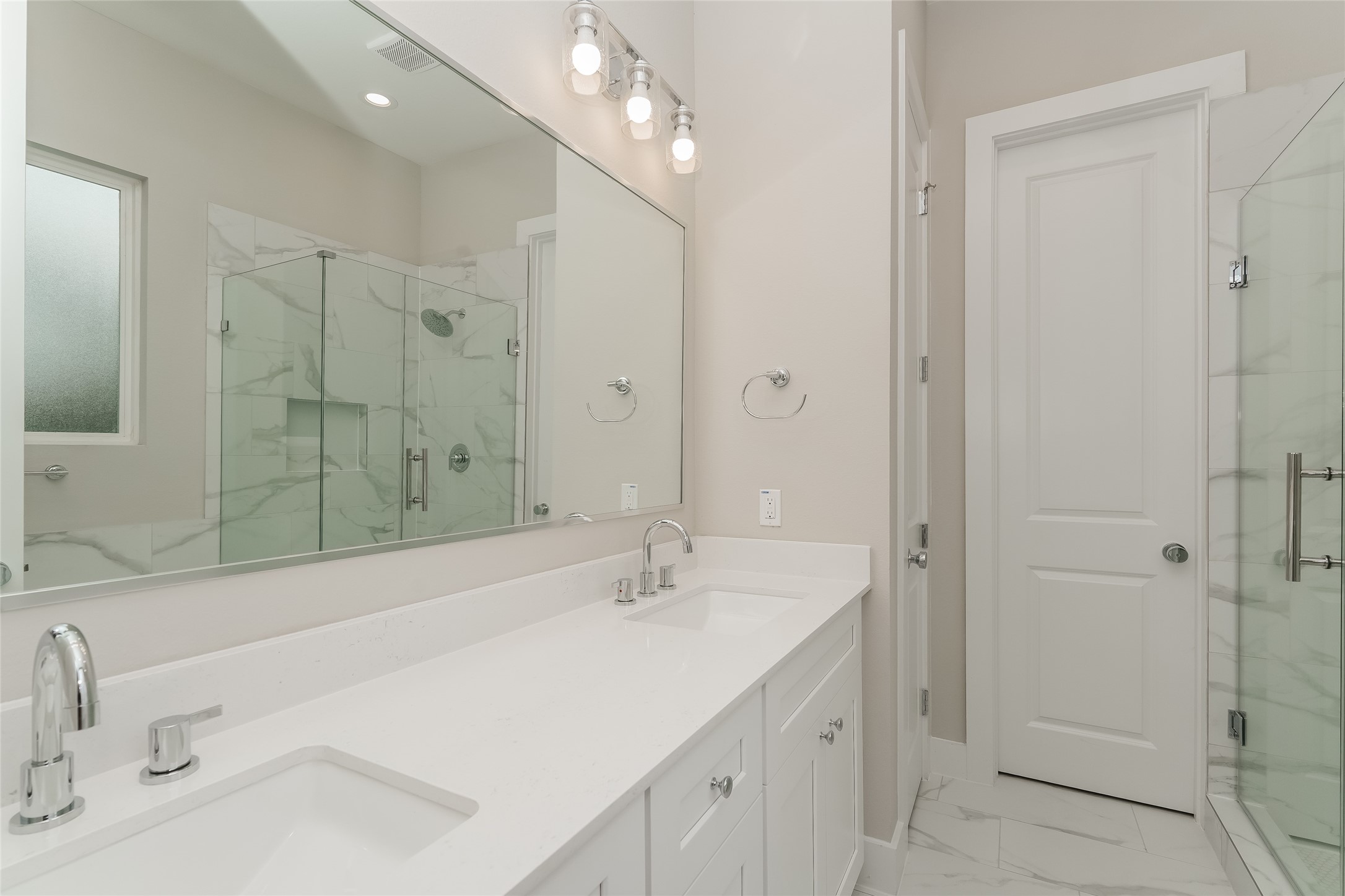 8318 Curry Road Houston, TX 77093 - Photo 8 of 15 Primary Bathroom