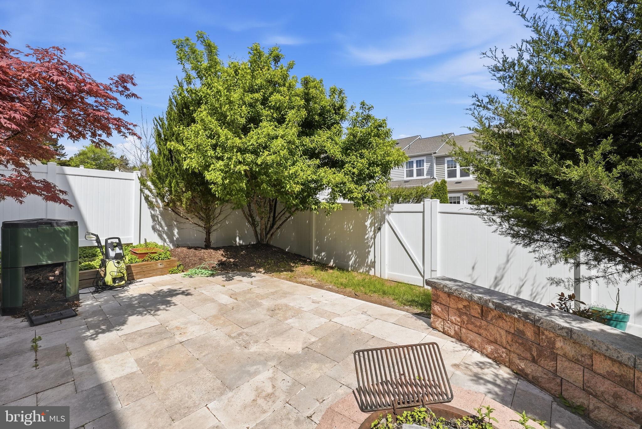 42330 Christophers View Terrace Ashburn, VA 20148 - Photo 42 of 46 a backyard of a house with lots of green space