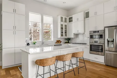 $575,000 | 381 East Greenbriar Lane, Unit 401, Dallas, TX 75203