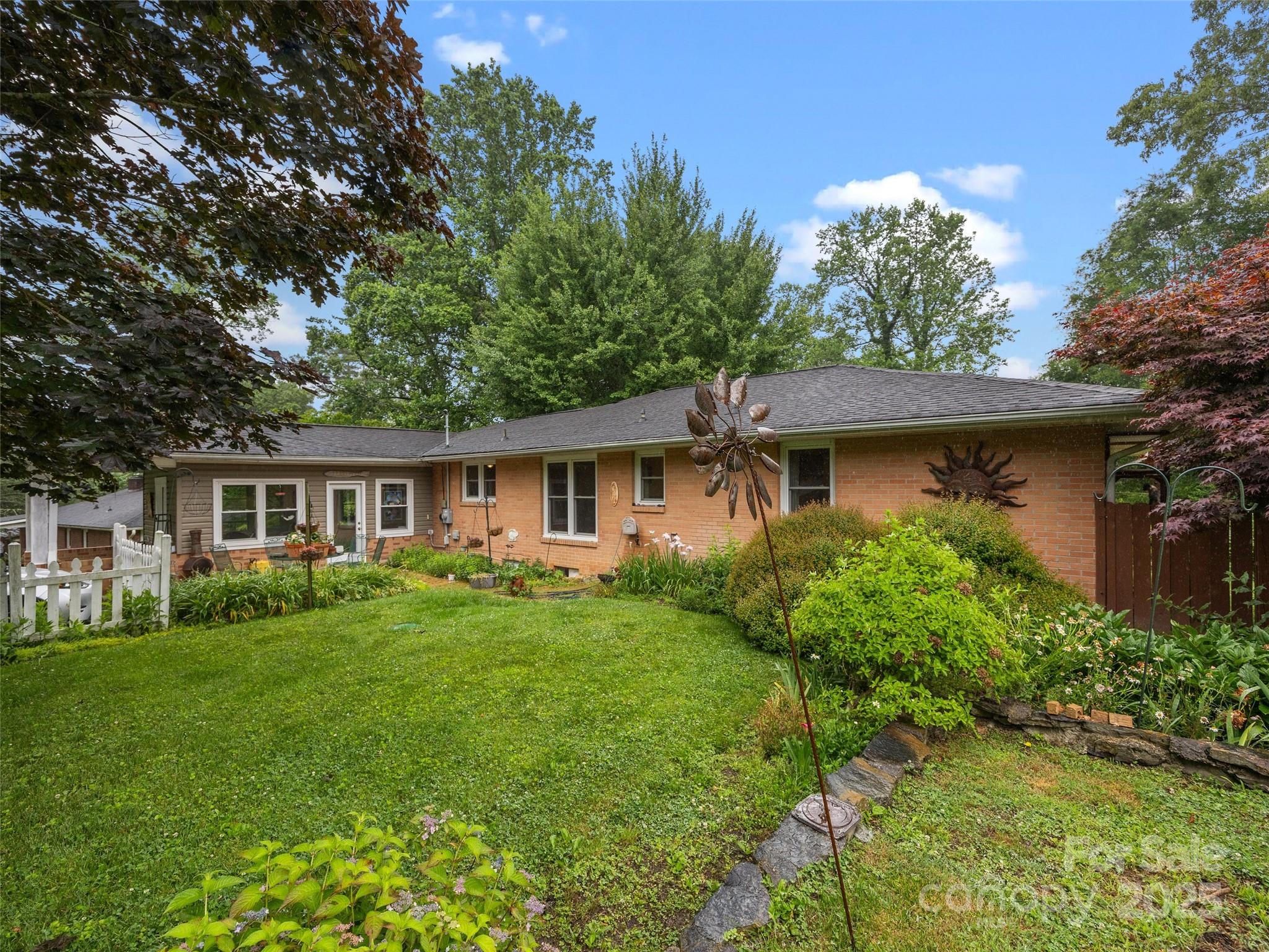 107 Edgehill Road Hendersonville, NC 28739 - Photo 4 of 48 Gallery Image 4
