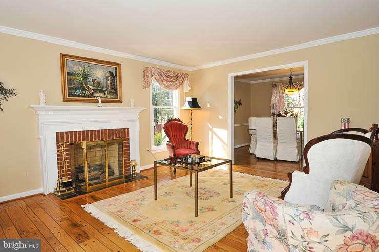 7823 O'Dell Street Springfield, VA 22153 - Photo 3 of 29 Living Room