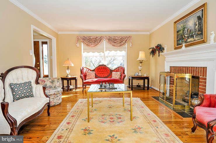 7823 O'Dell Street Springfield, VA 22153 - Photo 4 of 29 Living Room