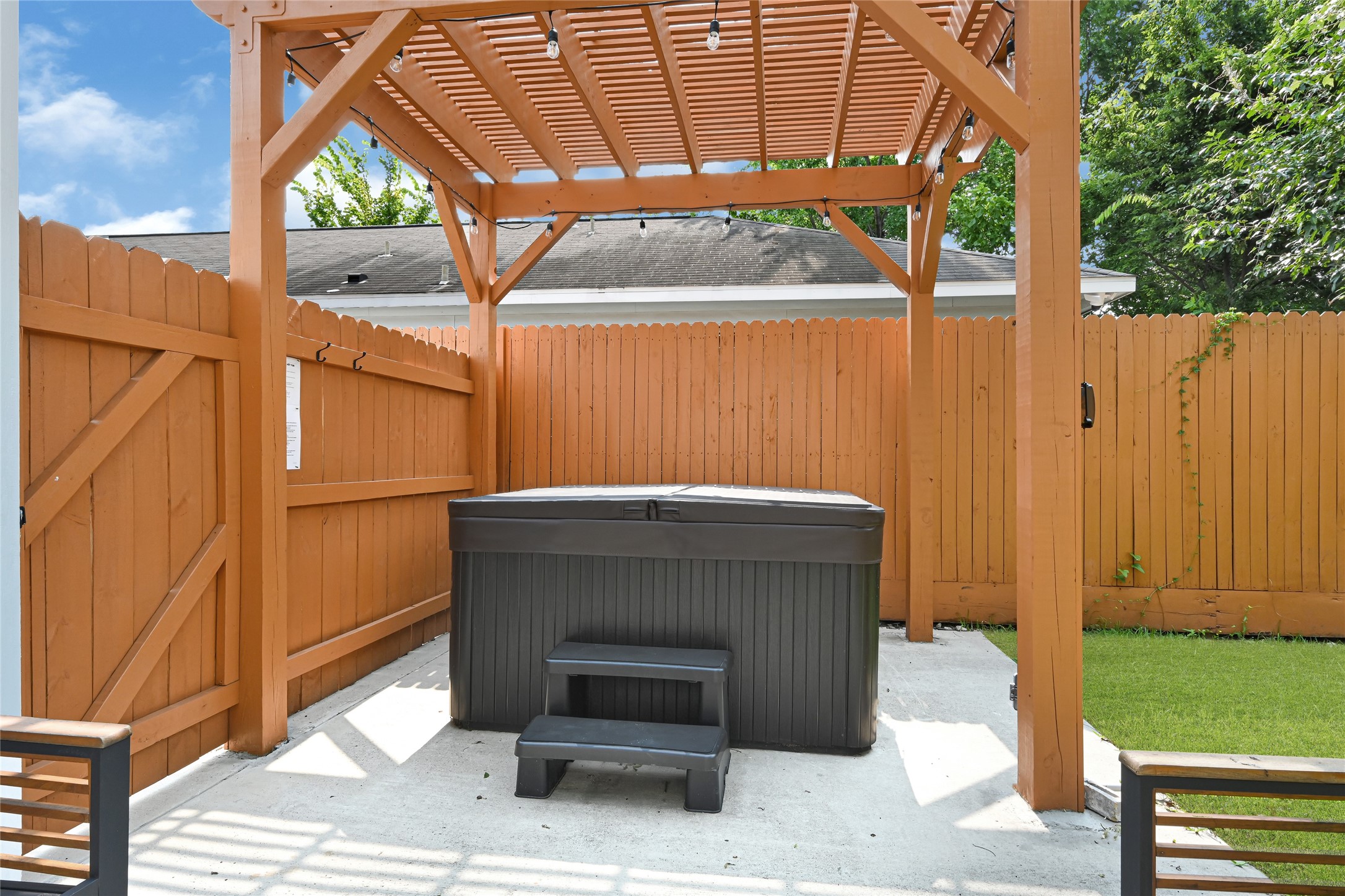 822 East 32nd Street Houston, TX 77022 - Photo 20 of 23 hot tub