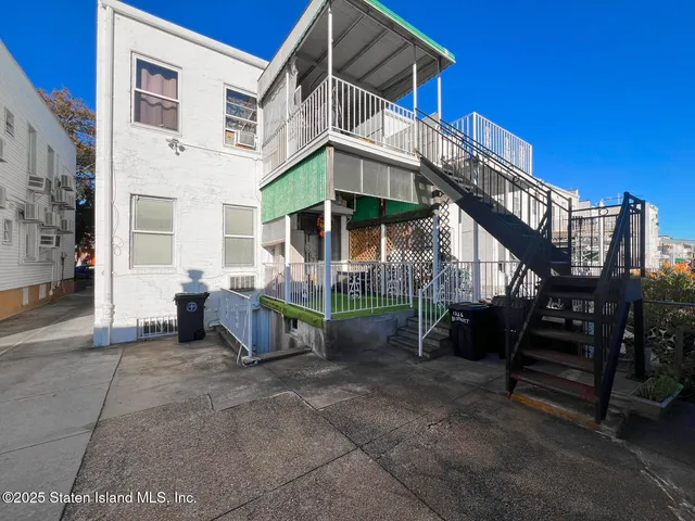 a view of a house with backyard and furniture