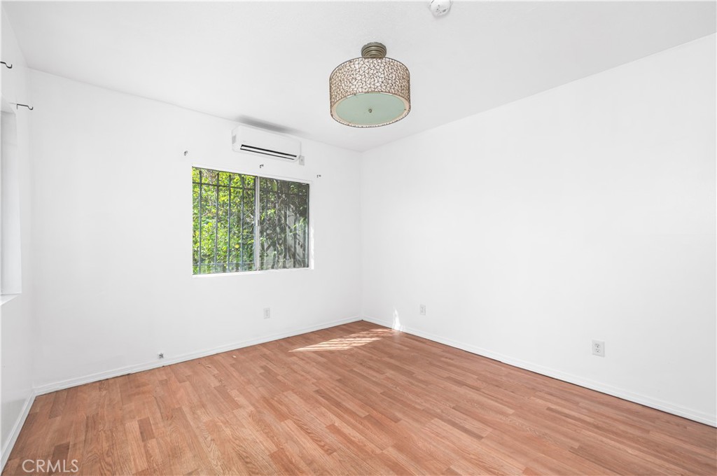 1727 Bellevue Avenue Los Angeles, CA 90026 - Photo 11 of 40 an empty room with window