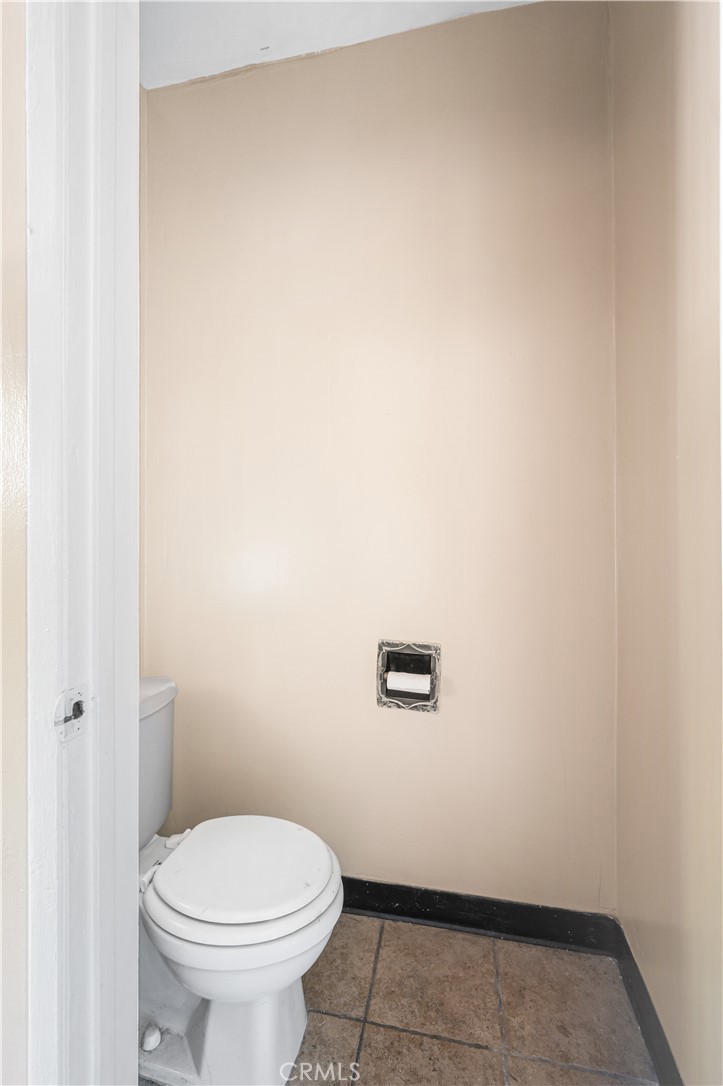 1727 Bellevue Avenue Los Angeles, CA 90026 - Photo 22 of 40 a bathroom with a toilet