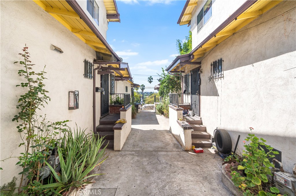1727 Bellevue Avenue Los Angeles, CA 90026 - Photo 4 of 40 a view of outdoor space with seating area