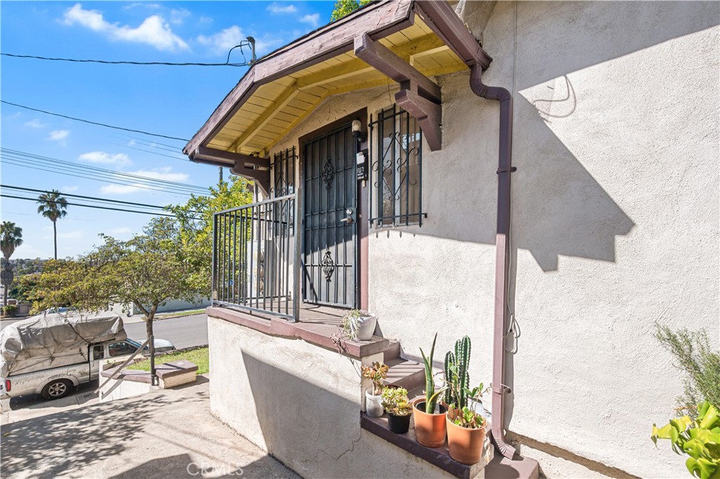 1727 Bellevue Avenue Los Angeles, CA 90026 - Photo 5 of 40 a view of sitting area with furniture and backyard