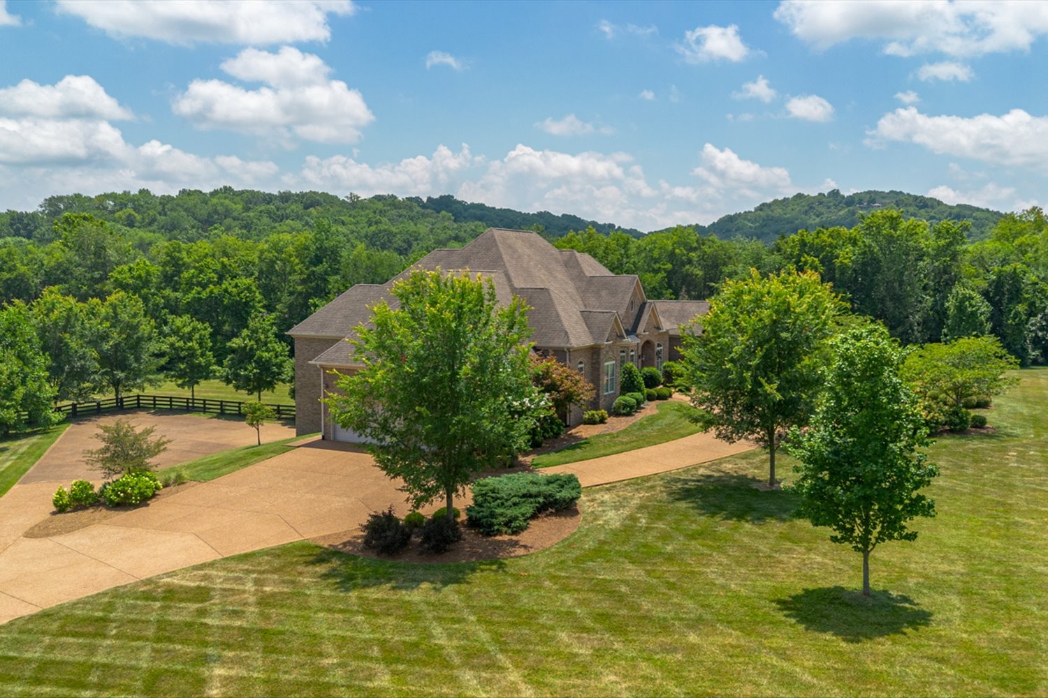 1400 Franklin Road Brentwood, TN 37027 - Photo 4 of 67 a view of a garden