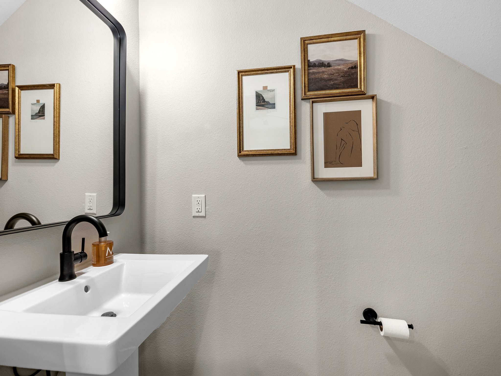 307 Charlock Street Houston, TX 77022 - Photo 12 of 18 a bathroom with a sink and mirror